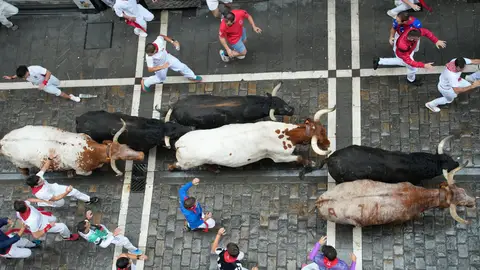 Vista de los toros de Fuente Ymbro corriendo junto a los mozos en el primer encierro de Sanfermines de 2025, en el tramo de Estafeta Vista de los toros de Fuente Ymbro corriendo junto a los mozos en el primer encierro de Sanfermines de 2025, en el tramo de Estafeta