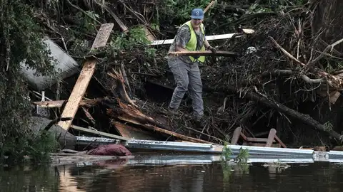 Equipos de búsqueda revisan la vegetación y los escombros a lo largo del río Guadalupe en Hunt Equipos de búsqueda revisan la vegetación y los escombros a lo largo del río Guadalupe en Hunt