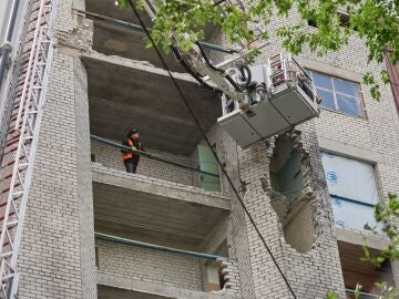 Vista de un edificio en Járkov, dañado por ataques rusos