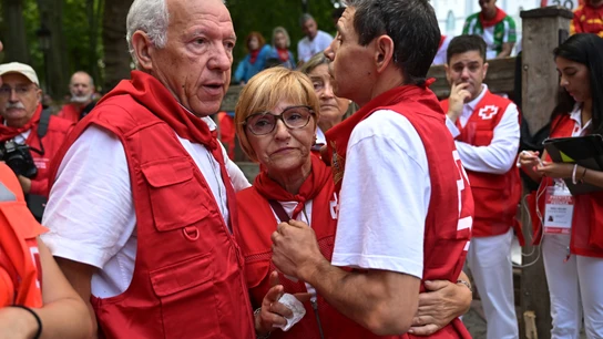 Miembros de Cruz Roja, en un homenaje al fallecido José Aldaba después del primer encierro de Sanfermines de 2025 Miembros de Cruz Roja, en un homenaje al fallecido José Aldaba después del primer encierro de Sanfermines de 2025
