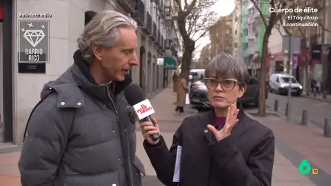 Un hombre de barrio rico, sobre sus zapatos de 400 euros para estar por casa: "¿Por qué voy a andar con una pantufla agujereada?" En una entrega de 'Barrio rico, barrio obrero', Thais Villas preguntaba a unos y otros vecinos por su 'look' para estar por casa. ¿Llevan ropa de diseño o un chandal cutre? Sus respuestas, en este vídeo.