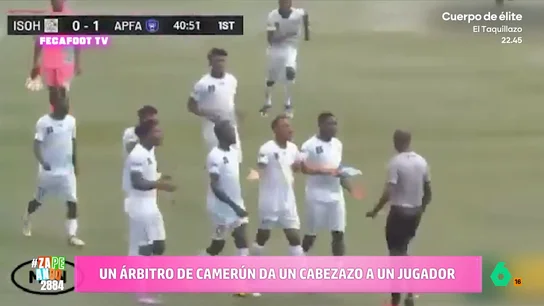 El tremendo cabezazo de un árbitro a un jugador que estaba protestando: "Es jugada de tarjeta, pero de tarjeta sanitaria" María Gómez, Iñaki Urrutia y Dani Mateo reaccionan en este vídeo al cabezazo de un árbitro a un jugador en la liga camerunesa: "No creo que haya que llamar al VAR; no creo que el árbitro tenga la cara de decir que no lo ha visto".