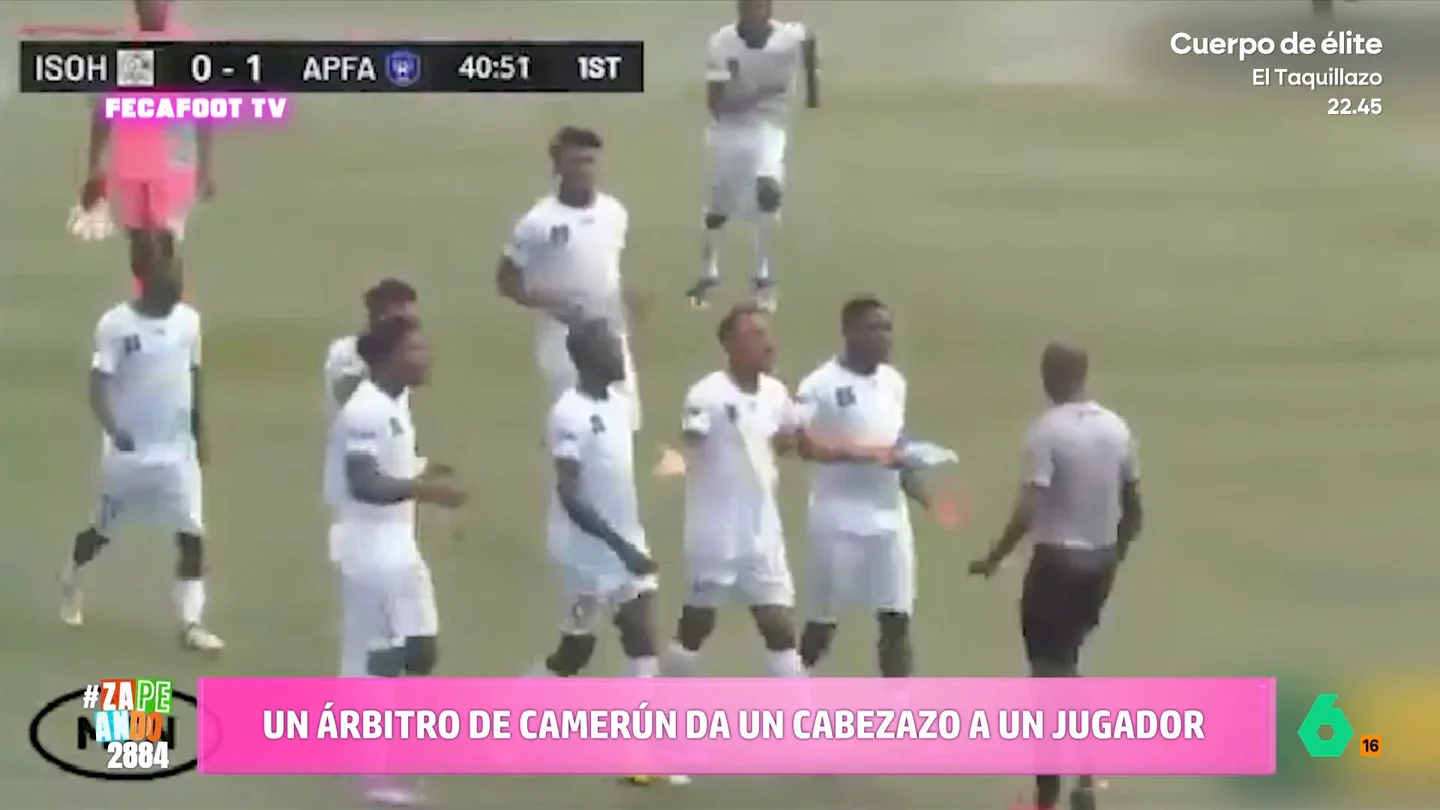 El tremendo cabezazo de un árbitro a un jugador que estaba protestando: "Es jugada de tarjeta, pero de tarjeta sanitaria" María Gómez, Iñaki Urrutia y Dani Mateo reaccionan en este vídeo al cabezazo de un árbitro a un jugador en la liga camerunesa: "No creo que haya que llamar al VAR; no creo que el árbitro tenga la cara de decir que no lo ha visto".