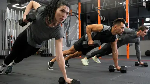 Personas en el gimnasio Personas en el gimnasio