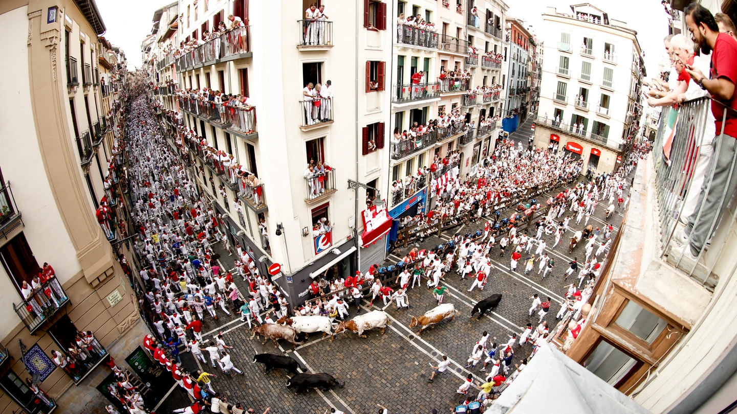El primer encierro de San Fermín 2025, en una imagen con efecto ojo de pez El primer encierro de San Fermín 2025, en una imagen con efecto ojo de pez