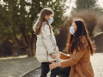 Madre e hija con mascarilla Madre e hija con mascarilla