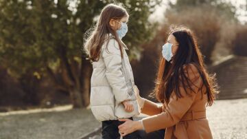 Madre e hija con mascarilla