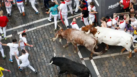 Un momento del primer encierro de los Sanfermines de 2025, protagonizado por los toros de Fuente Ymbro Un momento del primer encierro de los Sanfermines de 2025, protagonizado por los toros de Fuente Ymbro