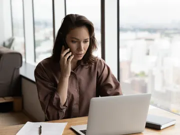 Mujer hablando por teléfono Mujer hablando por teléfono