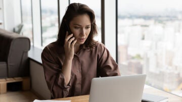 Mujer hablando por teléfono