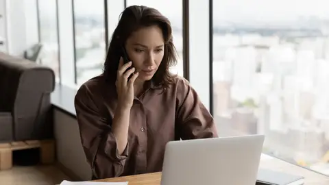 Mujer hablando por teléfono Mujer hablando por teléfono