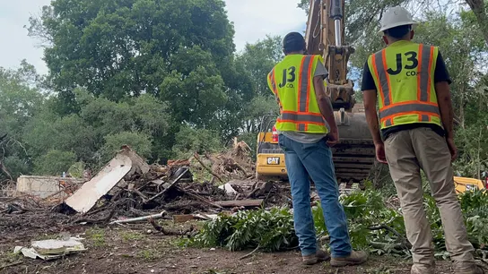 Personas trabajan en una zona afectada por las inundaciones en Texas. Personas trabajan en una zona afectada por las inundaciones en Texas.