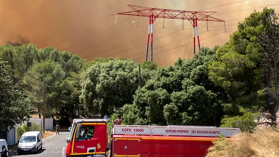 Un incendio obliga a cerrar el aeropuerto de Marsella y confinar el norte de la ciudad Un incendio obliga a cerrar el aeropuerto de Marsella y confinar el norte de la ciudad