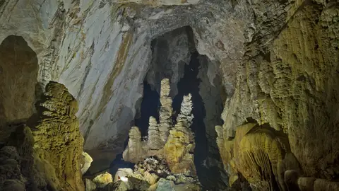 Estalagmitas en la cueva de Son Doong Estalagmitas en la cueva de Son Doong