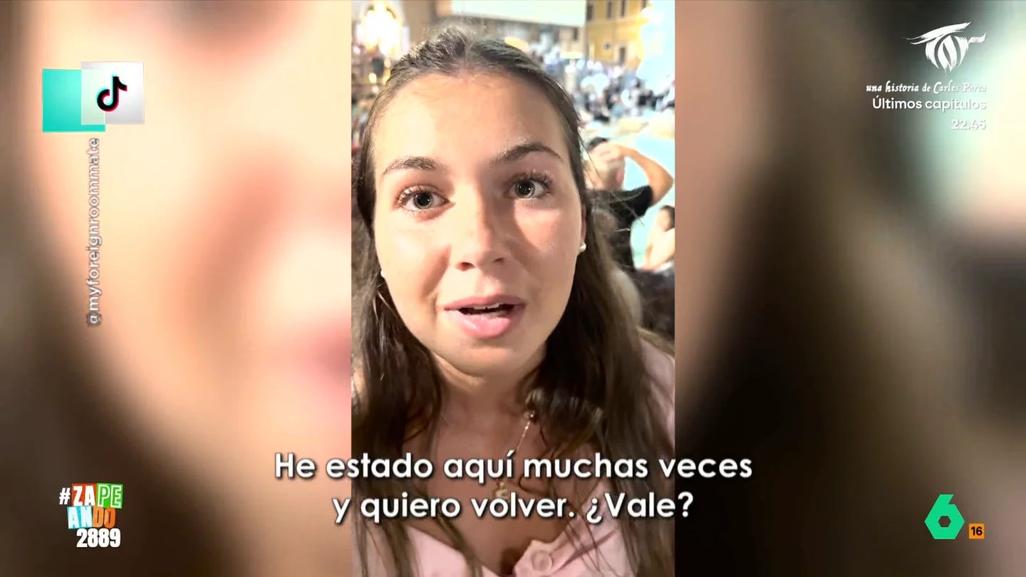 Una joven intenta pedir un deseo en la Fontana di Trevi y termina dándole un 'monedazo' a un hombre La chica ha querido cumplir una de las tradiciones que siguen los turistas que visitan Roma y pedir un deseo lanzando una moneda a la fuente. Pero, su punteria le ha jugado una mala pasada.