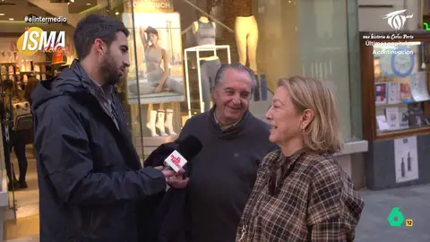 Una señora desvela a Isma Juárez cómo empezó su relación con su marido: "Nos veíamos por la ventana de la cocina" Juárez se convertía en reportero del corazón para intentar descubrir los secretos de Ana. ¿Cómo ha conseguido mantener la llama con su marido? ¿Quién dio el primer paso? Descubre sus respuestas en el vídeo principal.