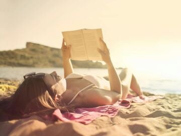 Mujer leyendo en la playa