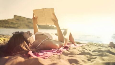 Mujer leyendo en la playa