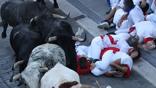 San Fermín, en directo | Más de 5 minutos en un segundo encierro peligroso con un toro descolgado San Fermín, en directo | Más de 5 minutos en un segundo encierro peligroso con un toro descolgado