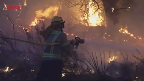 Bombero durante la extinción del incendio de Tarragona. Bombero durante la extinción del incendio de Tarragona.