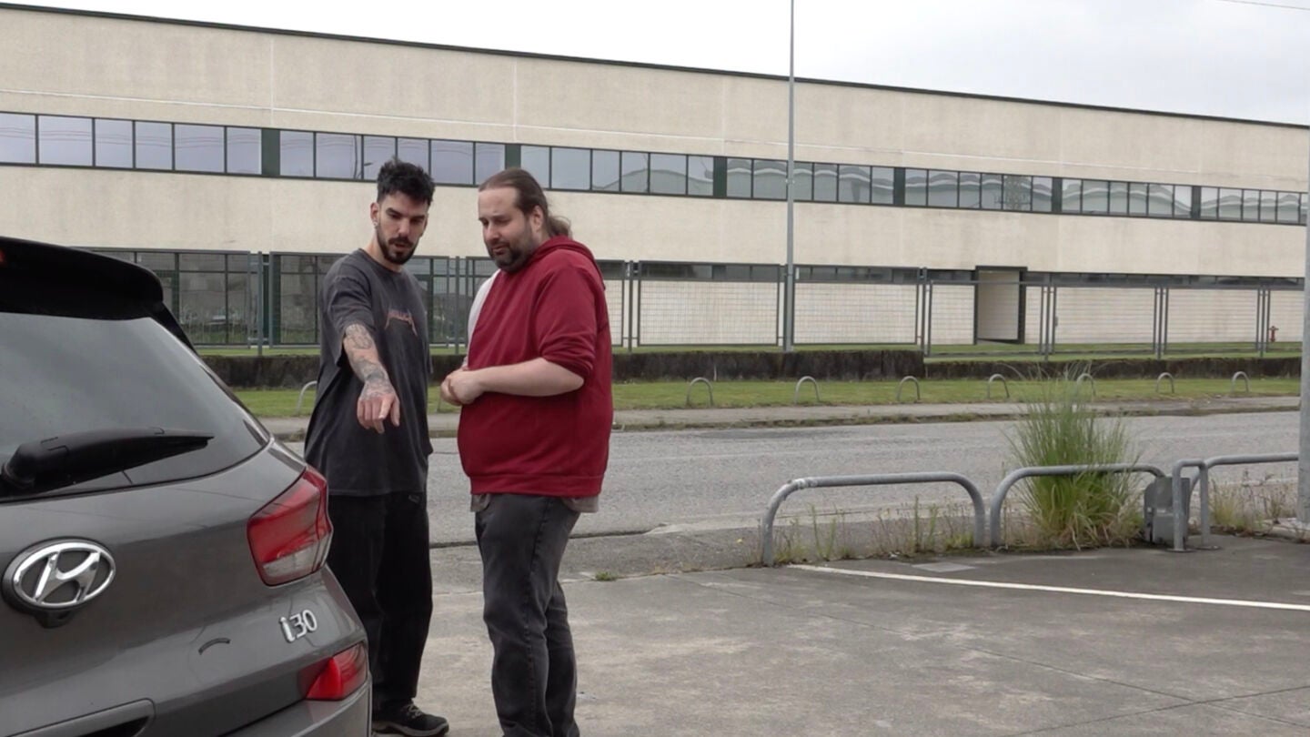 Comprador y vendedor hablando del coche