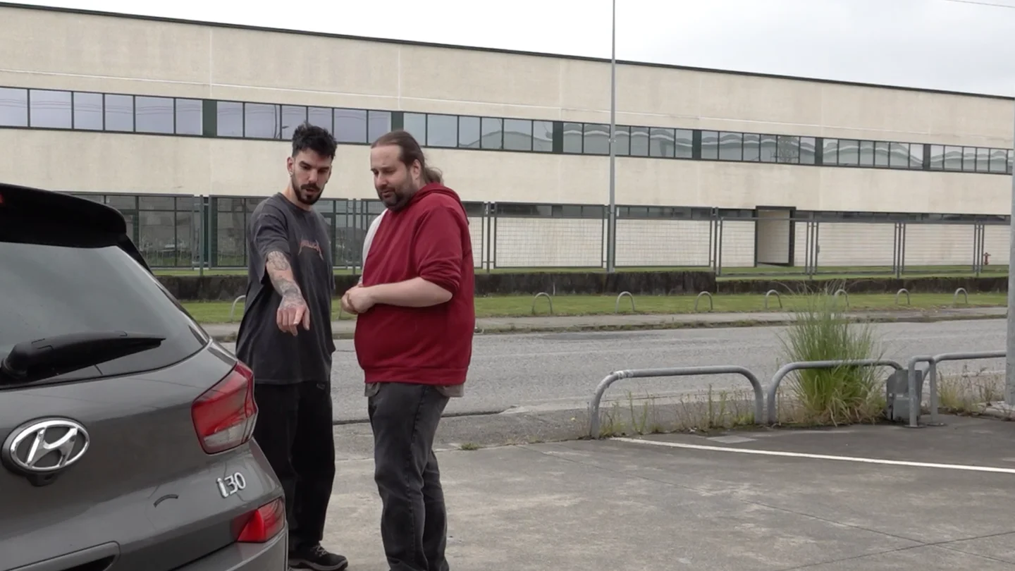 Comprador y vendedor hablando del coche Comprador y vendedor hablando del coche