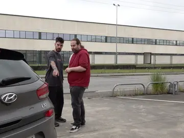 Comprador y vendedor hablando del coche Comprador y vendedor hablando del coche