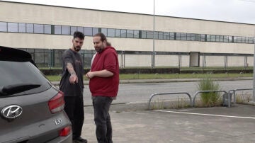 Comprador y vendedor hablando del coche