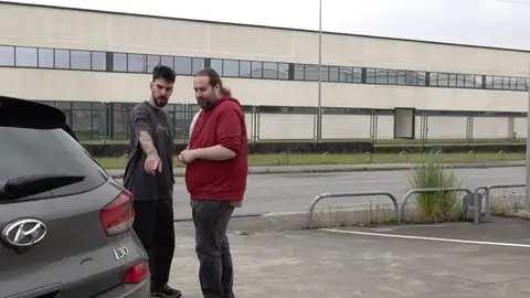 Comprador y vendedor hablando del coche Comprador y vendedor hablando del coche