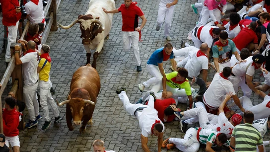 Varios corredores caen al paso de los toros de la ganadería Álvaro Núñez durante el tercer encierro de los Sanfermines 2025 Varios corredores caen al paso de los toros de la ganadería Álvaro Núñez durante el tercer encierro de los Sanfermines 2025