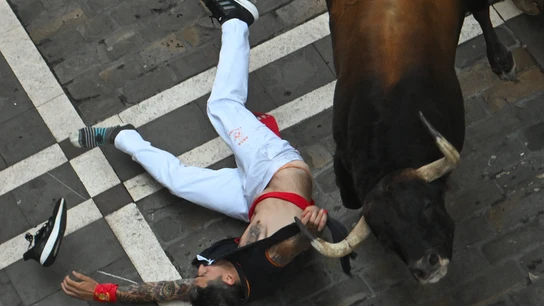 Pablo Gil, siendo arrastrado por uno de los toros de Álvaro Núñez durante el tercer encierro de San Fermín Pablo Gil, siendo arrastrado por uno de los toros de Álvaro Núñez durante el tercer encierro de San Fermín