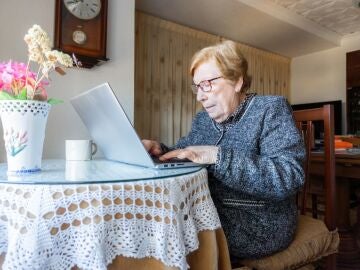 As&iacute; act&uacute;a el edadismo tecnol&oacute;gico