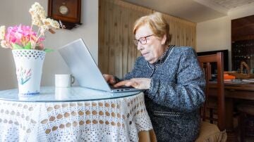 As&iacute; act&uacute;a el edadismo tecnol&oacute;gico