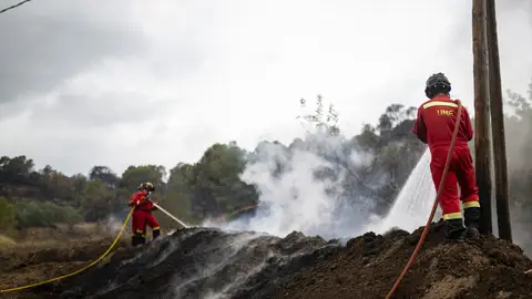 Efectivos de la UME trabajan en una zona afectada por el incendio, a 9 de julio de 2025, en Xerta, Tarragona, Catalunya (España). Efectivos de la UME trabajan en una zona afectada por el incendio, a 9 de julio de 2025, en Xerta, Tarragona, Catalunya (España).
