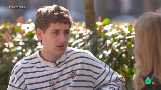 El joven fue internado en un centro para someterse a una terapia de conversión radical debido a que se había enamorado de su pareja. Este tenía lugar en la hospedería de un convento. El Intermedio recupera la entrevista de Andrea Ropero a Xavi Martínez, un joven que sufrió las llamadas terapias de conversión. Martínez se crió en un entorno muy religioso. Con 18 años contó que era homosexual y nos conocidos, preocupados, decidieron buscarle una ayuda para poder encajar su orientación sexual dentro de la iglesia. "Cayeron en la trampa de buscar ese recurso dentro de la propia iglesia", explica el joven. Así, a través del Centro de Orientación Familiar de la Diócesis de Va...