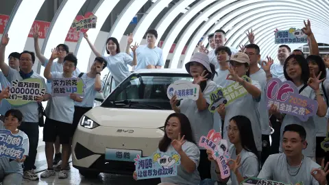 Trabajadores de BYD celebran su hito con el el "best seller" del Dolphin Surf Trabajadores de BYD celebran su hito con el el "best seller" del Dolphin Surf