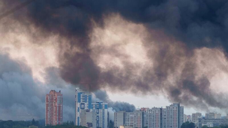 Salida de humo tras un ataque ruso con drones y misiles contra la capital de Ucrania, Kiev