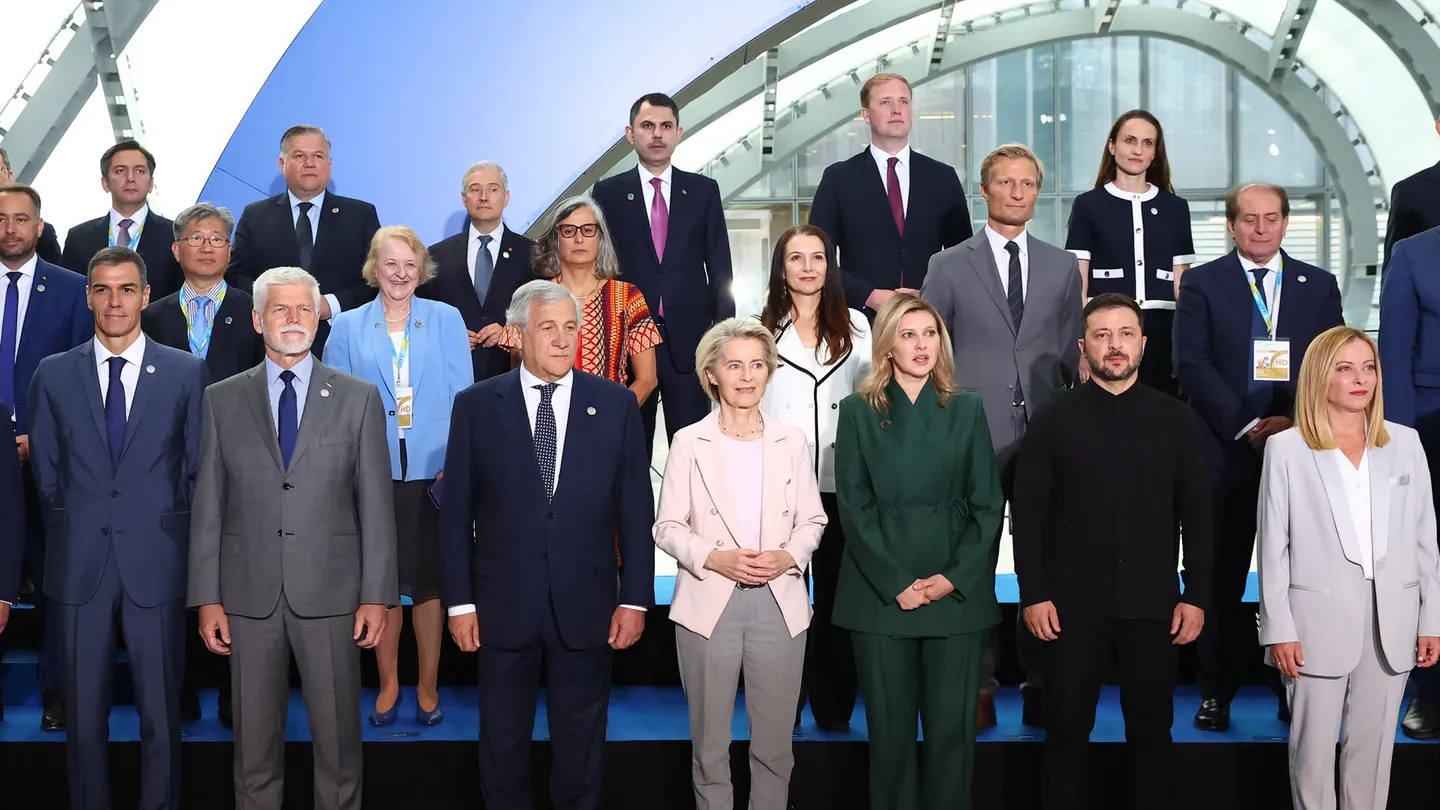 Foto de familia de algunos de los líderes presentes en la Conferencia para la Reconstrucción de Ucrania Foto de familia de algunos de los líderes presentes en la Conferencia para la Reconstrucción de Ucrania este jueves en Roma.