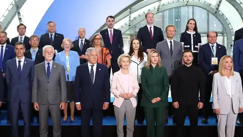 Foto de familia de algunos de los líderes presentes en la Conferencia para la Reconstrucción de Ucrania este jueves en Roma. Foto de familia de algunos de los líderes presentes en la Conferencia para la Reconstrucción de Ucrania este jueves en Roma.