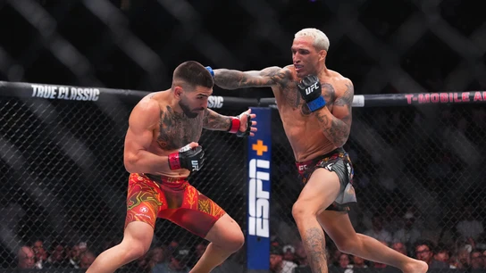 Ilia Topuria en su combate contra Charles Oliveira Ilia Topuria en su combate contra Charles Oliveira