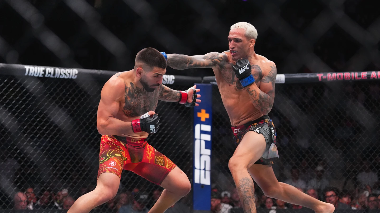 Ilia Topuria en su combate contra Charles Oliveira Ilia Topuria en su combate contra Charles Oliveira