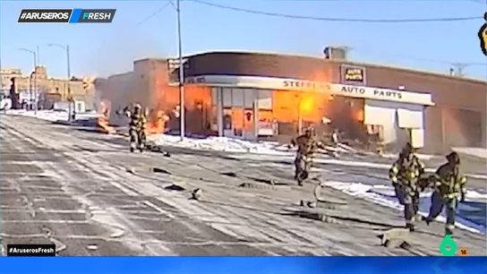 Unos bomberos salvan la vida "por los pelos" al salir del local segundos antes de la explosión: estas son las impactantes imágenes Unos bomberos salvan la vida "por los pelos" al salir del local segundos antes de la explosión: estas son las impactantes imágenes