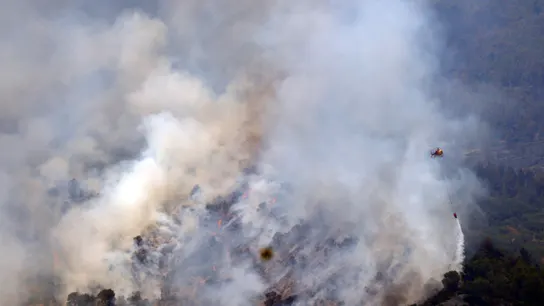 n helicóptero trabaja en la tareas de extinción del incendio forestal de alta intensidad de Paüls (Tarragona). n helicóptero trabaja en la tareas de extinción del incendio forestal de alta intensidad de Paüls (Tarragona).