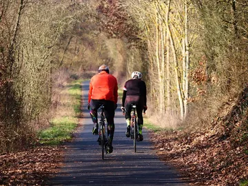 Dos personas mayores en bicicleta Dos personas mayores en bicicleta