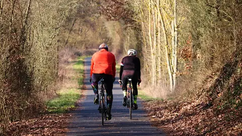 Dos personas mayores en bicicleta Dos personas mayores en bicicleta