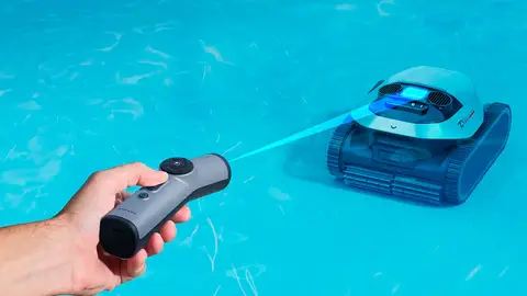 Un mando controlando un tobot limpiafondos con tecnología Li-Fi Un mando controlando un tobot limpiafondos con tecnología Li-Fi