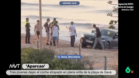 Iñaki López califica como "un poco gilipollas" la ocurrencia de tres jovenes que decidieron 'aparcar' su coche en una playa Francisco Cacho, Iñaki López y Cristina Pardo analizan en este vídeo que ahora recupera Más Vale Tarde cómo tres jóvenes atascaron su vehículo por intentar aparcar en primera línea de playa. "No es la mejor idea", comentaba el presentador.