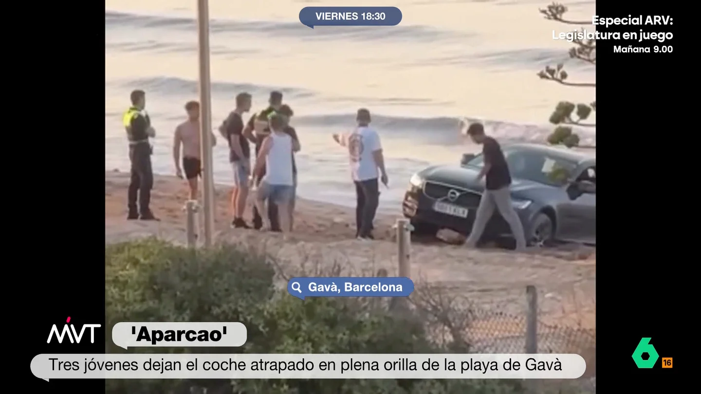 Iñaki López califica como "un poco gilipollas" la ocurrencia de tres jovenes que decidieron 'aparcar' su coche en una playa Francisco Cacho, Iñaki López y Cristina Pardo analizan en este vídeo que ahora recupera Más Vale Tarde cómo tres jóvenes atascaron su vehículo por intentar aparcar en primera línea de playa. "No es la mejor idea", comentaba el presentador.