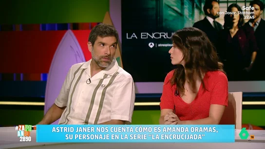 Ástrid Janer y Nacho García interpretan la escena del 'flechazo' de 'La encrucijada': "Ha sido el mejor momento de mi vida" La protagonista de 'La encrucijada', Ástrid Janer, visita el plató de Zapeando y, además de dar detalles de la serie, sin spoilers, interpreta una divertida escena con Nacho García y Dani Mateo como 'artista invitado'.