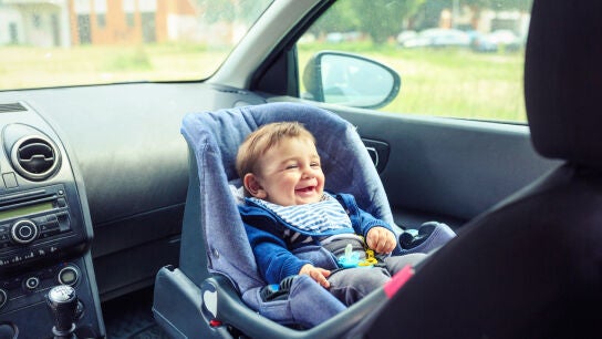 Beb&eacute; en el asiento del copiloto
